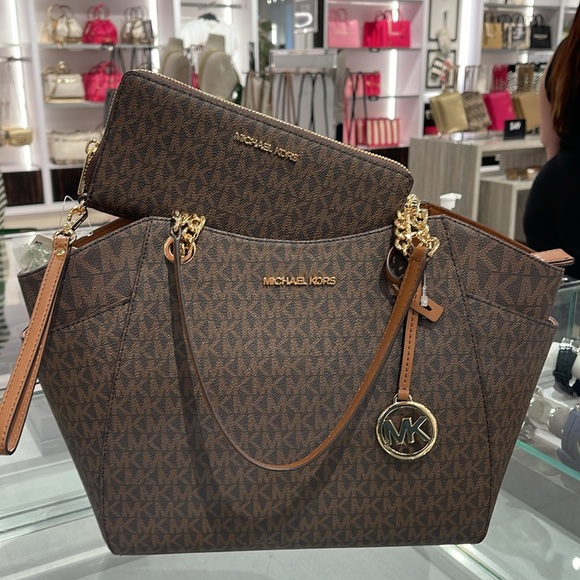 MICHAEL KORS 
Jet Set Lg Shoulder Bag & JST Lg Travel CONTINENTAL wallet-wristlt - Picture 5 of 16